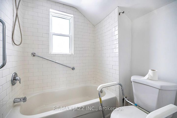 Photo 16 at 548 Front Street, Central, Oshawa