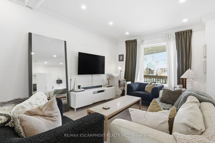 Photo 6 at 110 Kensington Avenue S, Crown Point, Hamilton