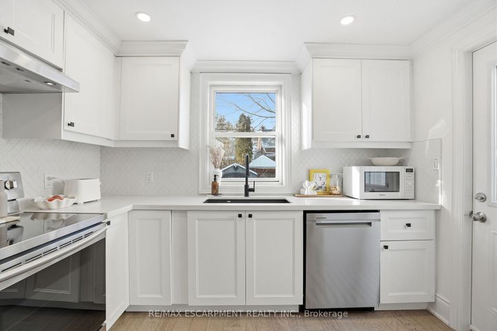 Photo 15 at 110 Kensington Avenue S, Crown Point, Hamilton