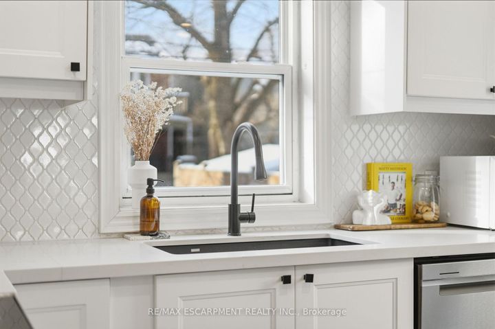 Photo 16 at 110 Kensington Avenue S, Crown Point, Hamilton