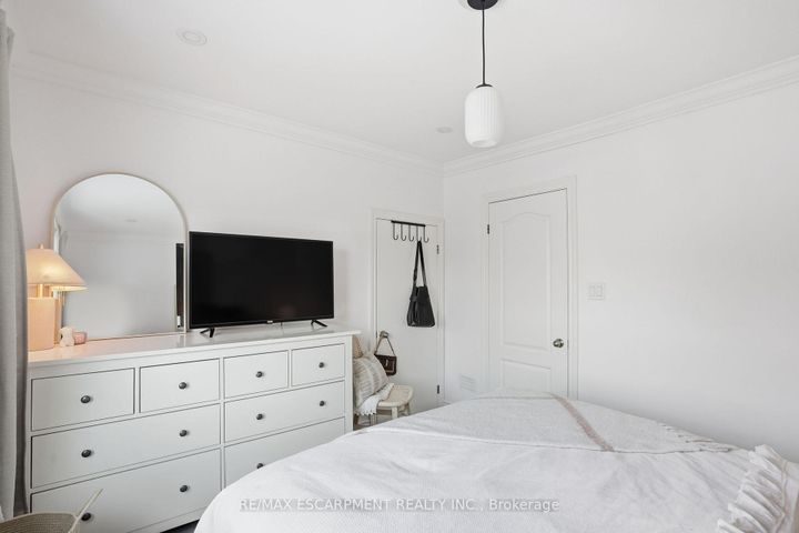 Photo 20 at 110 Kensington Avenue S, Crown Point, Hamilton