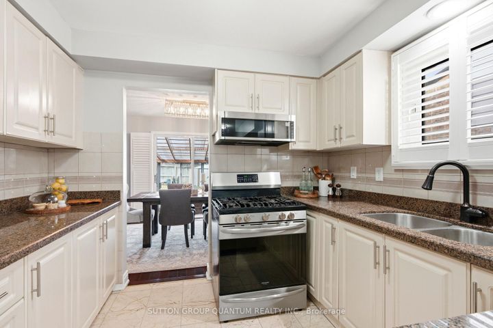 Photo 9 at 3403 Chartrand Crescent, Erin Mills, Mississauga