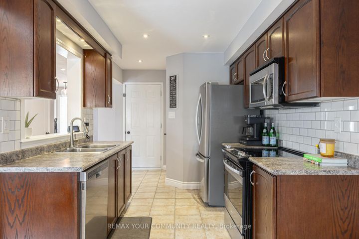 Photo 12 at 14 Armstrong Crescent, Bradford, Bradford West Gwillimbury