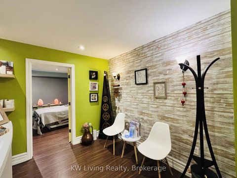 Photo 2 at Second Floor - 701 Mount Pleasant Road, Mount Pleasant East, Toronto