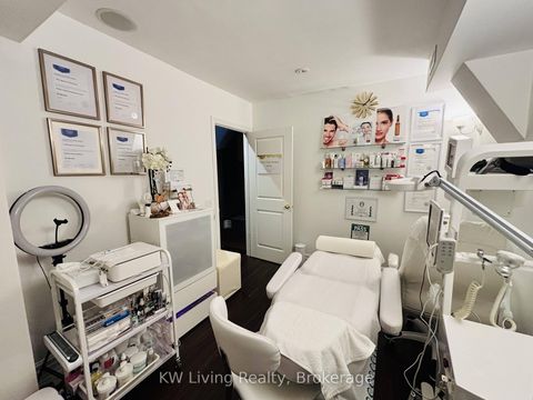 Photo 5 at Second Floor - 701 Mount Pleasant Road, Mount Pleasant East, Toronto