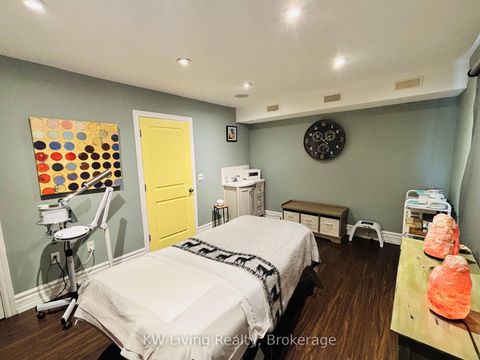 Photo 11 at Second Floor - 701 Mount Pleasant Road, Mount Pleasant East, Toronto