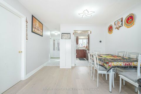 Photo 3 at 26 - 435 Silverstone Drive, Clairville, Toronto