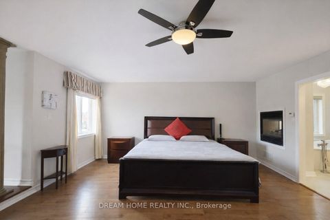 Photo 12 at 735 Foxcroft Boulevard, Wyndham, Newmarket