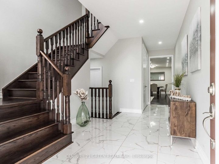 Photo 2 at 39 Argelia Crescent, Credit Valley, Brampton