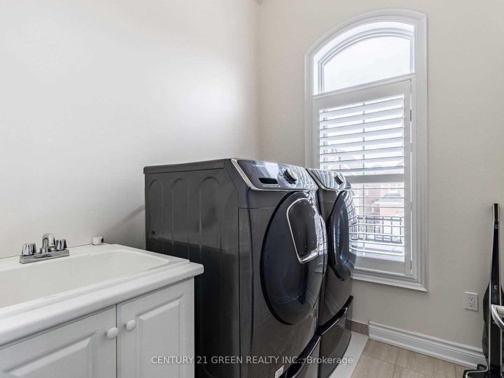 Photo 16 at 39 Argelia Crescent, Credit Valley, Brampton