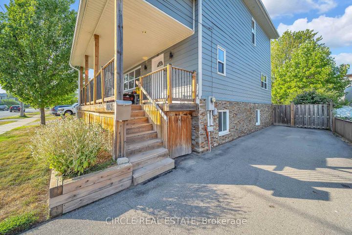 Photo 3 at 1043 Shaw Drive, Lakeview, Mississauga