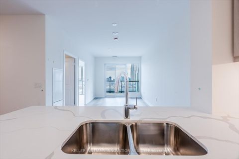 Photo 10 at 702 - 15 Watergarden Drive, Hurontario, Mississauga