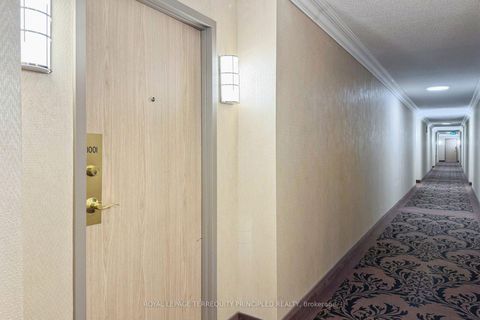 Photo 2 at 1001 - 40 Harding Boulevard W, North Richvale, Richmond Hill