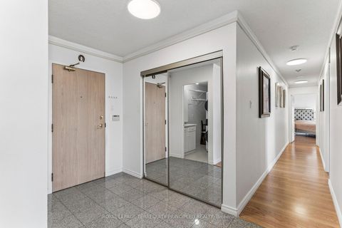 Photo 3 at 1001 - 40 Harding Boulevard W, North Richvale, Richmond Hill