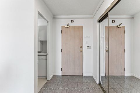 Photo 4 at 1001 - 40 Harding Boulevard W, North Richvale, Richmond Hill