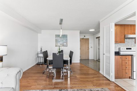 Photo 13 at 1001 - 40 Harding Boulevard W, North Richvale, Richmond Hill