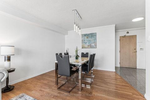 Photo 15 at 1001 - 40 Harding Boulevard W, North Richvale, Richmond Hill