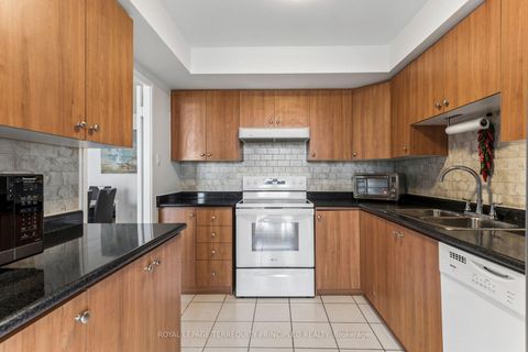 Photo 18 at 1001 - 40 Harding Boulevard W, North Richvale, Richmond Hill