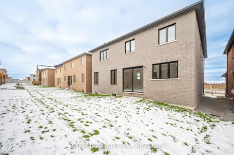 Photo 3 at 39 Father Muckle Avenue, Keswick South, Georgina