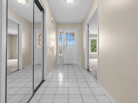 Photo 2 at 5 Coates Crescent, Oak Ridges Lake Wilcox, Richmond Hill