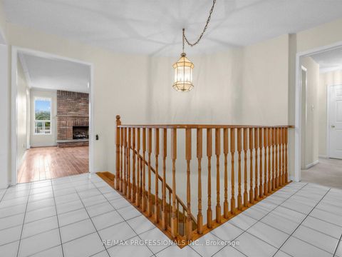 Photo 3 at 5 Coates Crescent, Oak Ridges Lake Wilcox, Richmond Hill