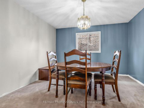 Photo 4 at 5 Coates Crescent, Oak Ridges Lake Wilcox, Richmond Hill