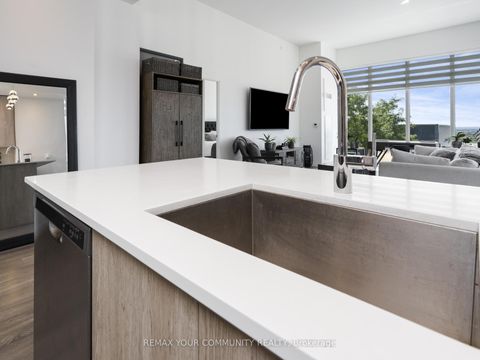 Photo 10 at 1012 - 99 Eagle Rock Way, Rural Vaughan, Vaughan