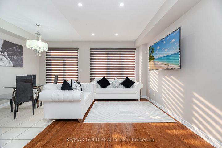 Photo 2 at 11 Seedland Crescent N, Wellington, Brampton