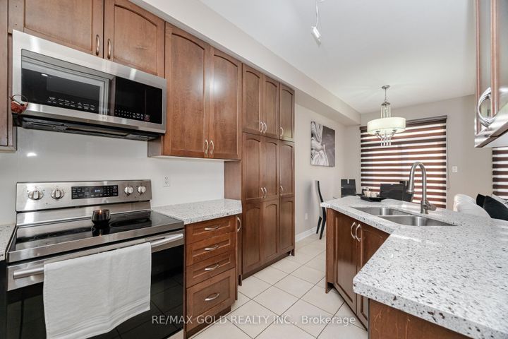 Photo 3 at 11 Seedland Crescent N, Wellington, Brampton