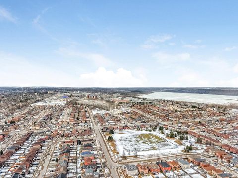 Photo 24 at 4 - 17 Cheltenham Road, Georgian Drive, Barrie