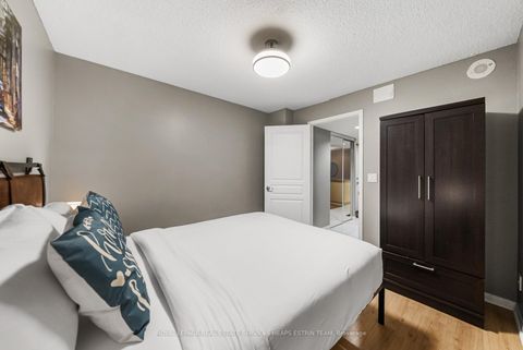 Photo 16 at 702 - 140 Simcoe Street, Waterfront Communities C1, Toronto