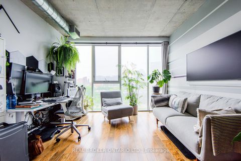 Photo 3 at 423 - 32 Trolley Crescent, Moss Park, Toronto