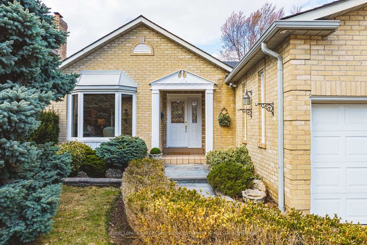 Photo 1 at 1595 Flamborough Circle, East Credit, Mississauga