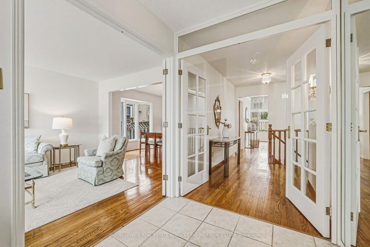 Photo 2 at 1595 Flamborough Circle, East Credit, Mississauga