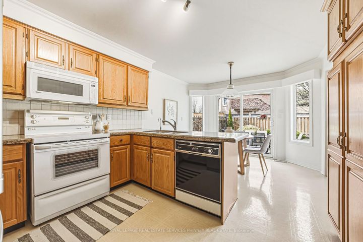 Photo 8 at 1595 Flamborough Circle, East Credit, Mississauga