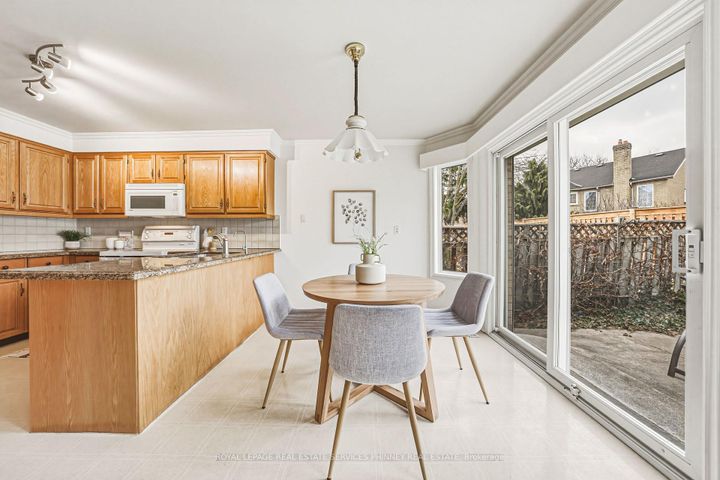 Photo 9 at 1595 Flamborough Circle, East Credit, Mississauga