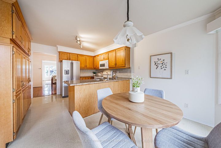 Photo 10 at 1595 Flamborough Circle, East Credit, Mississauga