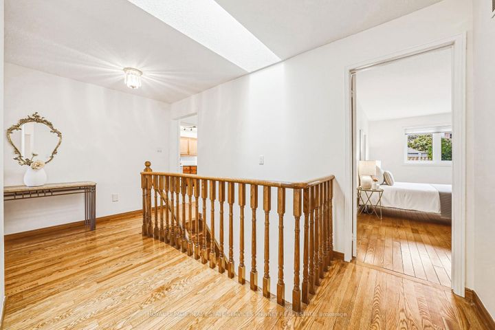 Photo 13 at 1595 Flamborough Circle, East Credit, Mississauga