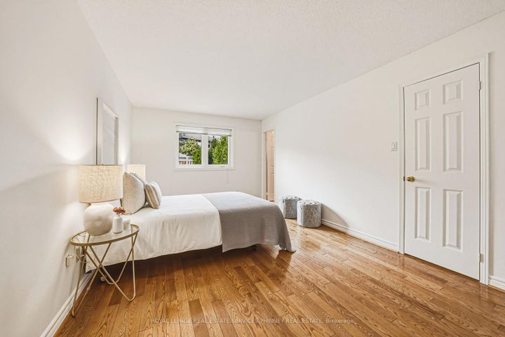 Photo 14 at 1595 Flamborough Circle, East Credit, Mississauga