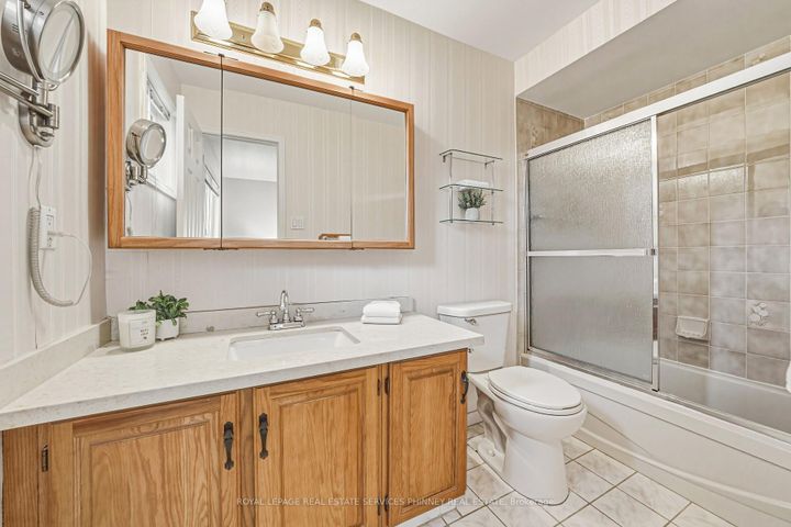 Photo 16 at 1595 Flamborough Circle, East Credit, Mississauga