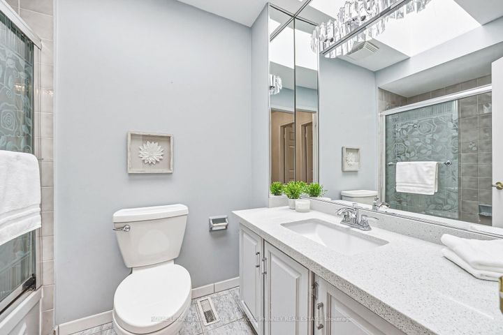 Photo 18 at 1595 Flamborough Circle, East Credit, Mississauga