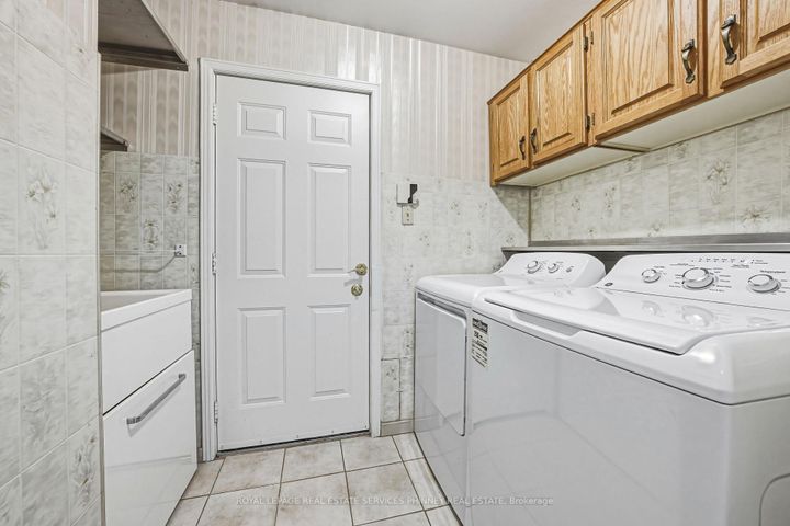 Photo 22 at 1595 Flamborough Circle, East Credit, Mississauga