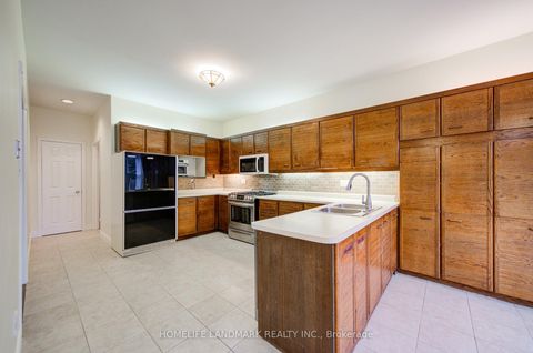 Photo 13 at 111 Theobalds Circle, Mill Pond, Richmond Hill