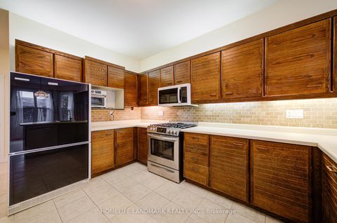 Photo 14 at 111 Theobalds Circle, Mill Pond, Richmond Hill