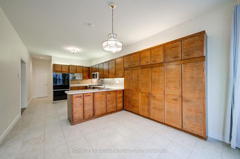 Photo 15 at 111 Theobalds Circle, Mill Pond, Richmond Hill