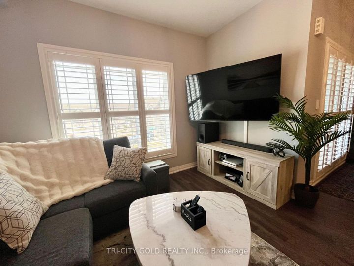 Photo 13 at 22 Waterlily Way, Stoney Creek, Hamilton