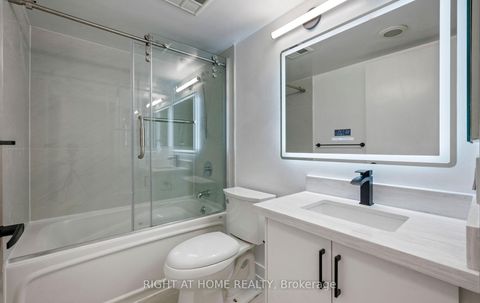 Photo 9 at 219 - 600 Queens Quay, Waterfront Communities C1, Toronto