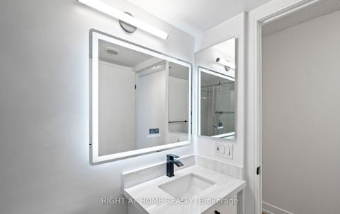 Photo 11 at 219 - 600 Queens Quay, Waterfront Communities C1, Toronto