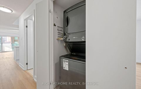 Photo 12 at 219 - 600 Queens Quay, Waterfront Communities C1, Toronto