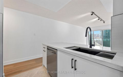Photo 14 at 219 - 600 Queens Quay, Waterfront Communities C1, Toronto